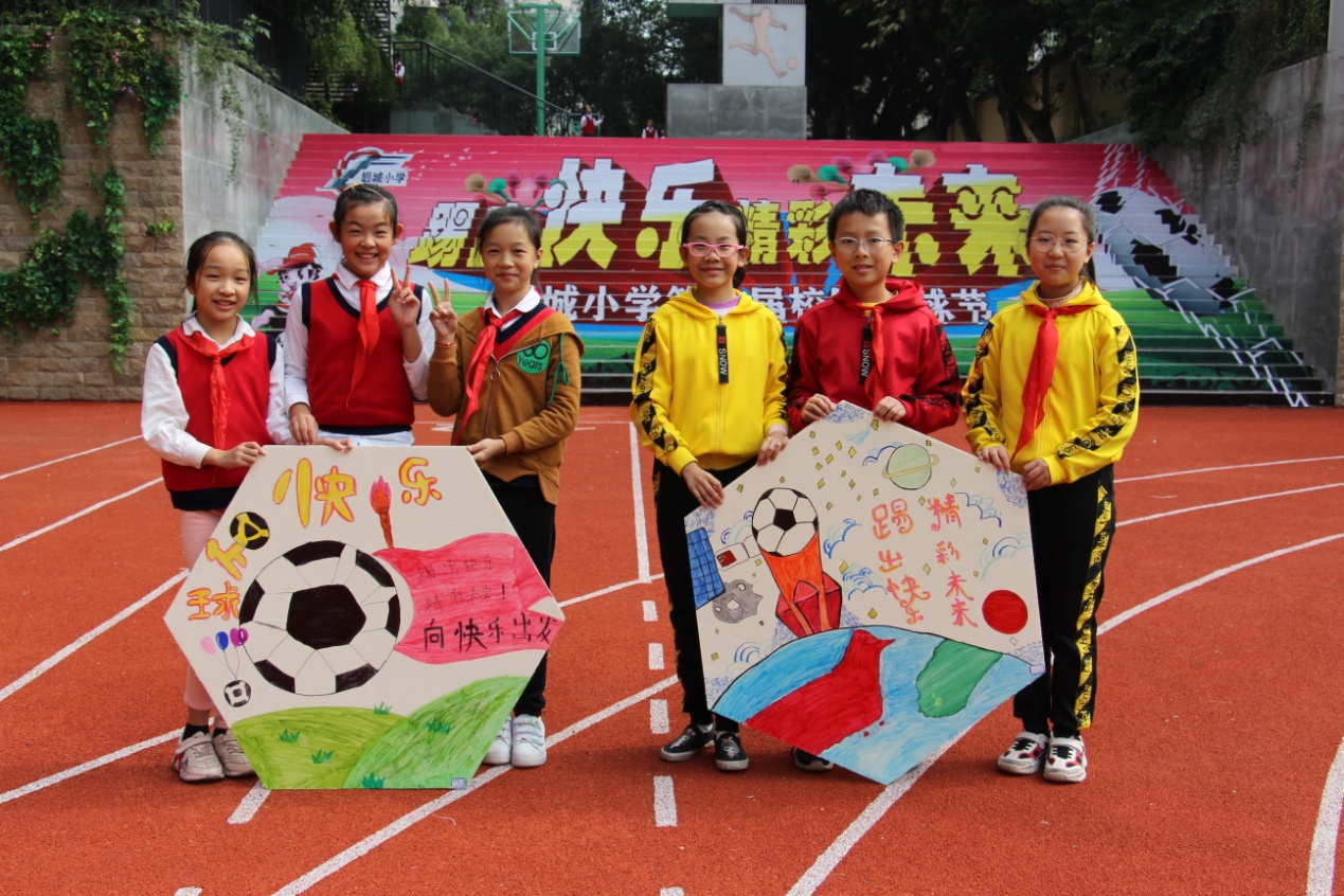快乐足球梦 精彩在未来---铝城小学举行第六届足球节开幕式现场绘画
